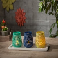 Многоцветни, заглушени оброчни чаши на бяла дървена тава за използване с безплатни свещи
